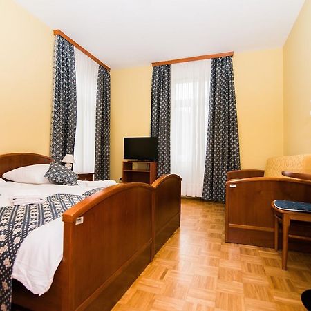 Garni Hotel Vila Ana 로가스카슬라티나 외부 사진