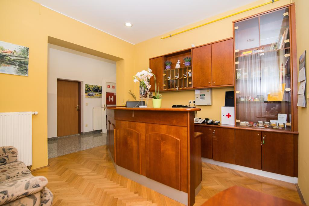 Garni Hotel Vila Ana 로가스카슬라티나 외부 사진