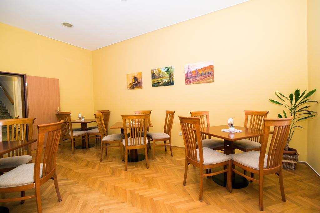 Garni Hotel Vila Ana 로가스카슬라티나 외부 사진