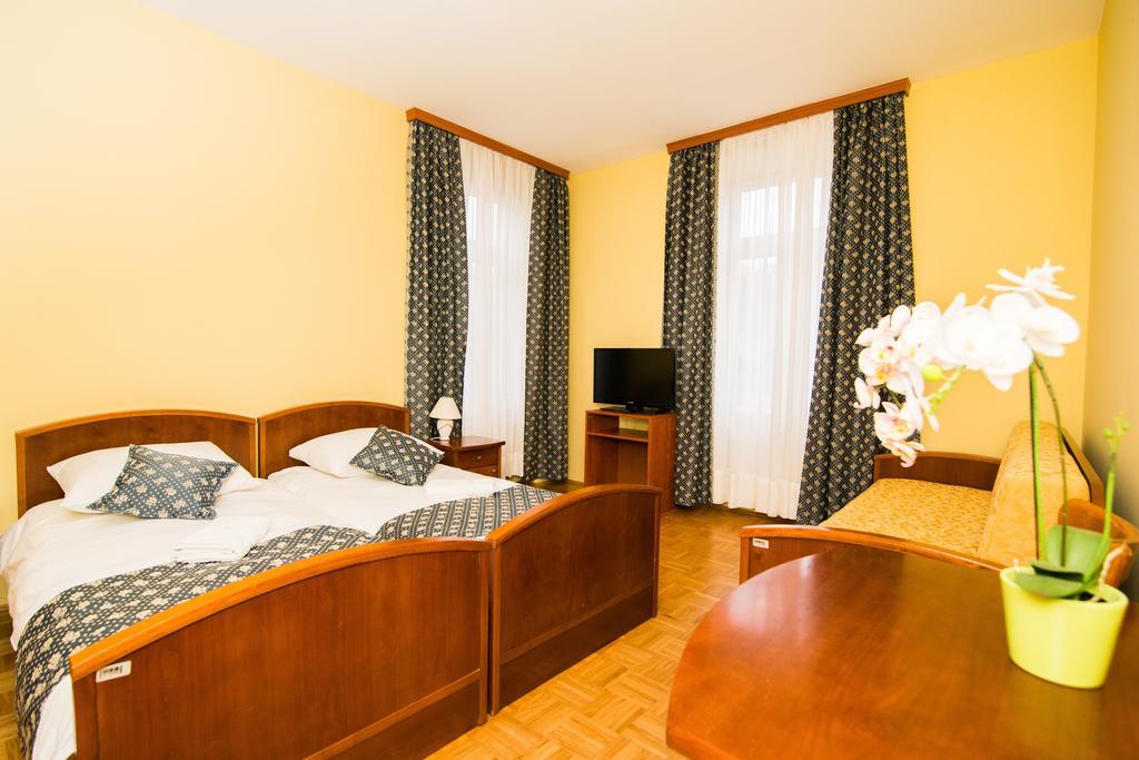 Garni Hotel Vila Ana 로가스카슬라티나 외부 사진