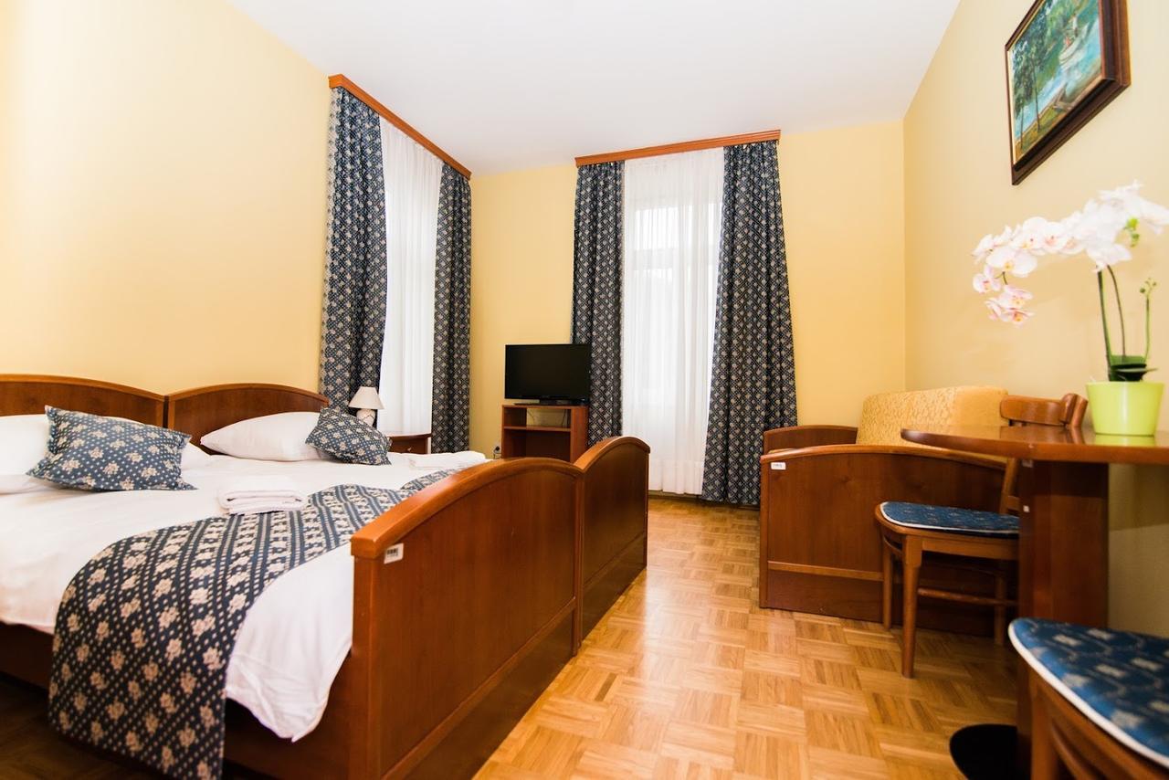 Garni Hotel Vila Ana 로가스카슬라티나 외부 사진