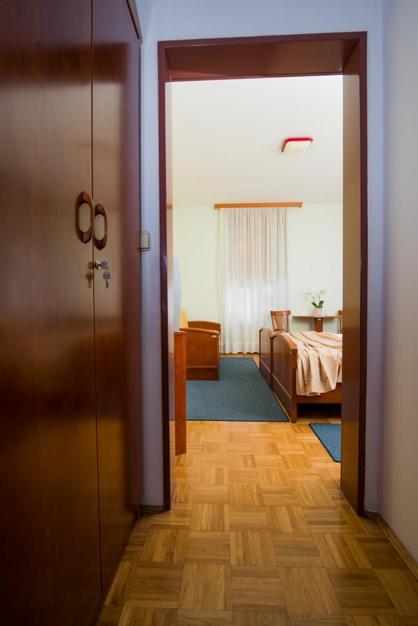 Garni Hotel Vila Ana 로가스카슬라티나 객실 사진
